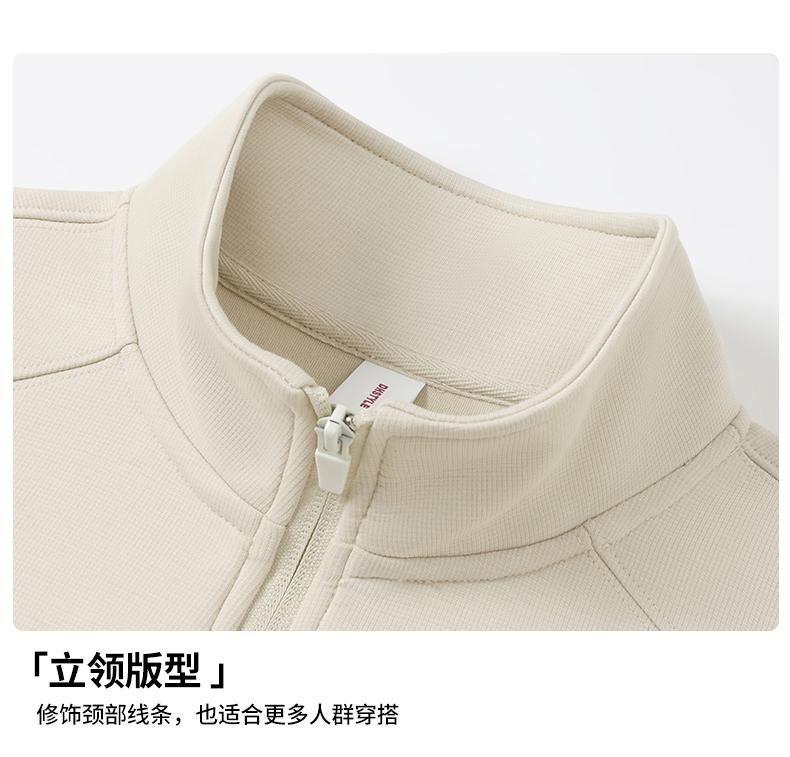 模特身着立领夹克，展现挺括版型和立体质感