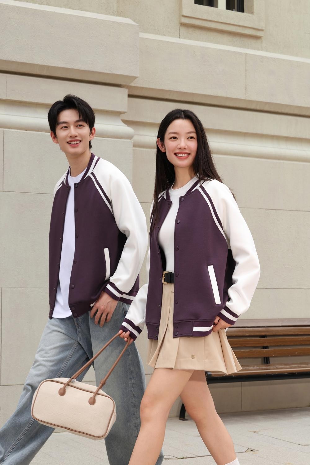 黑底彩条织带拼接的肌理感棒球外套