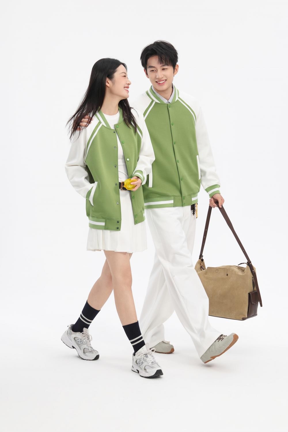 钻石棉肌理棒球服，撞色织带装饰。